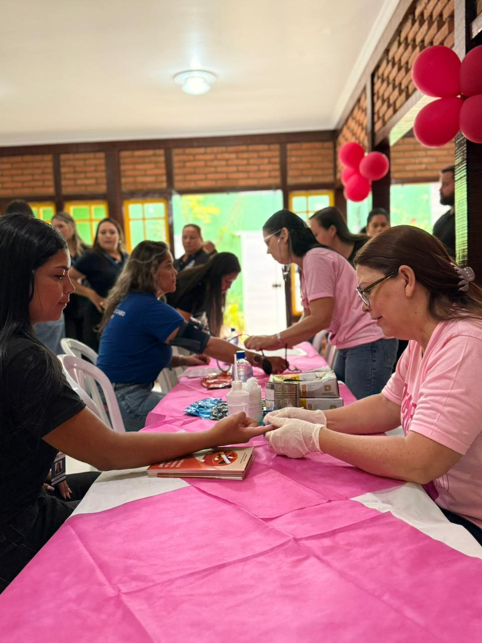 Servidoras da Secretaria de Turismo de Arraial do Cabo participam de ação especial em homenagem ao Outubro Rosa